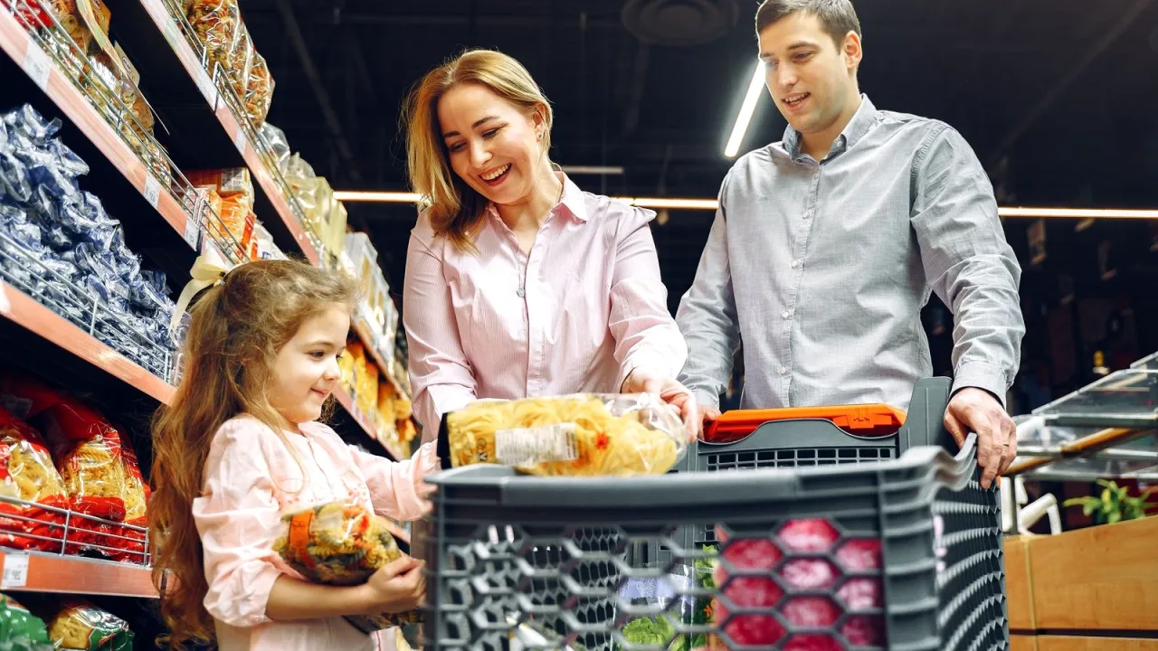 Market rafında çamaşır ürünleri