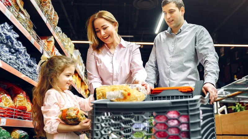 Market rafında çamaşır ürünleri